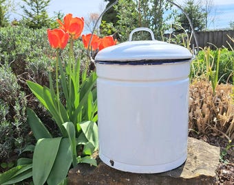 Antique white enamel bucket with lid*Bucket*Water bucket*Kitchen bucket*Garden bucket...Vintage bucket