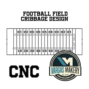 Op de afbeelding: Zwart-witte illustratie van een American footballveld met yardlijnen gemarkeerd met 10, 20, 30, 40, 50, 40, 30, 20, 10. De tekst "FOOTBALL FIELD CRIBBAGE DESIGN" staat boven het veld. De tekst "CNC" staat onder het veld. Een logo met de tekst "VARGAS MAKERY Est. 2017 VARGASMAKERY.COM" staat aan de rechterkant van de afbeelding.