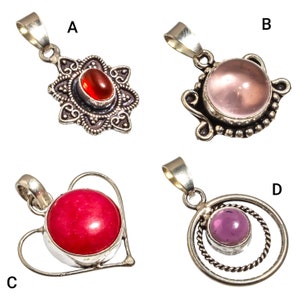 Puede incluir: Cuatro colgantes de plata con piedras preciosas de diferentes colores. Los colgantes tienen forma de flor, círculo, corazón y círculo con un círculo más pequeño dentro. Las piedras preciosas son roja, rosa, roja y morada.