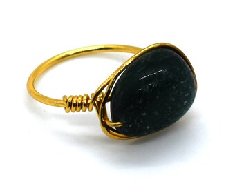 Anillo de ónix verde natural, envuelto en alambre, joyería étnica hecha a mano con piedras preciosas, anillo de joyería vintage, joyería chapada en oro, talla 7.45.