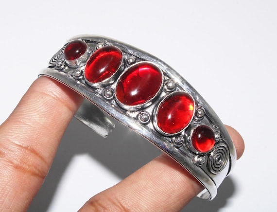 Acheter Manchette de bijoux en argent sterling 925 fait à la main avec des pierres précieuses de grenat rouge éblouissantes pour femmes