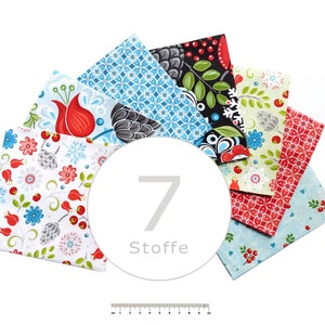 Könnte beinhalten: Sieben Stoffquadrate mit verschiedenen Blumenmustern in Rot-, Blau-, Grün- und Weißtönen. Die Stoffquadrate sind fächerförmig angeordnet, mit dem Text "7 Stoffe" in der Mitte.