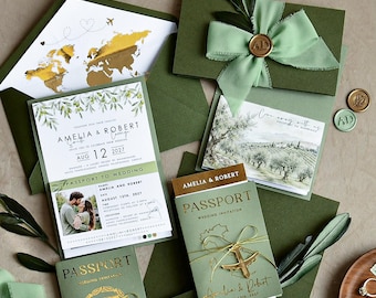 Könnte beinhalten: Ein Hochzeitseinladungs-Set mit olivgrünen Umschlägen, passähnlichen Heften mit goldenen Flugzeug-Anhängern und Karten mit Olivenzweig-Illustrationen. Enthält ein goldenes Weltkarten-Innenfutter, Wachssiegel und ein salbeigrünes Seidenband.