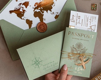 Invito a nozze di viaggio con passaporto verde salvia oro, matrimonio all'estero Carta d'imbarco, Inviti con etichetta biglietto aereo, Partecipazioni di nozze di destinazione