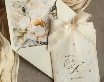 Fiocco in chiffon avorio con perline su misura Elegante invito a nozze in oro ecru Suite, perle bianche Partecipazioni di nozze dorate Vellum etui monogramma Peonie