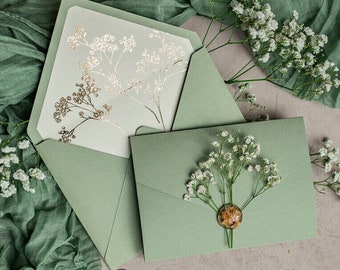 3 faire-part de mariage de luxe vert sauge doré, 3 volets, élégant jardin, bouquet de gypsophiles, faire-part de mariage en gypsophile, naturel
