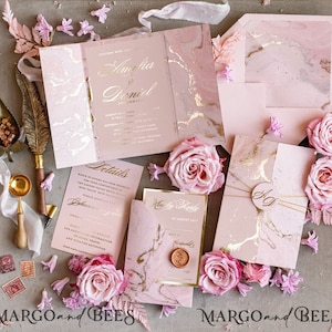 Set di inviti per matrimonio in marmo dorato, suite di inviti per matrimonio di lusso rosa cipria, eleganti biglietti di matrimonio in lamina d'oro, inviti tascabili in marmo