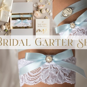 Set van twee gartes, bruiloft kousenband in doos, iets blauwe kanten kousenband & gepersonaliseerde toss set, kousenband voor bruid, bruidsdouche cadeau voor bruid