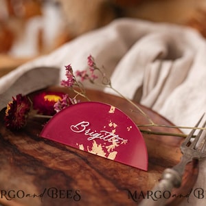 Cartão plano de arco acrílico borgonha, cartão de mesa plano acrílico transparente e dourado, decoração de mesa de casamento de luxo marsala, texto branco, xbur