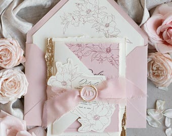 Puede incluir: Suite de invitación de boda rosa y blanca con un diseño floral. La invitación presenta un acento de lámina dorada y un sello de cera con las iniciales "AD". El texto de la invitación dice "Detalles", "The", "AD", "FREELOVE WALNUT AVENUE", "NAPA VALLEY CALIFORNIA" y "recepción a seguir".