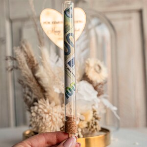 XXL Geschenkschachtel für Geld Geldgeschenk zur Hochzeit mit Strauß aus Trockenblumen personalisiert Reagenzglas für Geld gift box for money