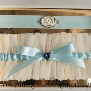 Set van twee kousenbanden, gepersonaliseerde bruiloft kousenband in doos, iets blauwe tule kousenband & toss set kousenband voor bruid, bruids douche cadeau voor bruid