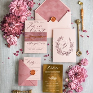 Faire-part de mariage floral rose poudré de luxe sur mesure avec velours rose, faire-part rose romantique sur mesure avec feuille d'or et ficelle