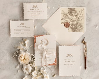 Puede incluir: Elegante juego de invitaciones de boda con papel color crema, con diseños florales y botánicos. Incluye tarjetas de invitación, RSVP y detalles, junto con un sobre forrado con flores sellado con un sello de cera. Una pluma de caligrafía descansa cerca.