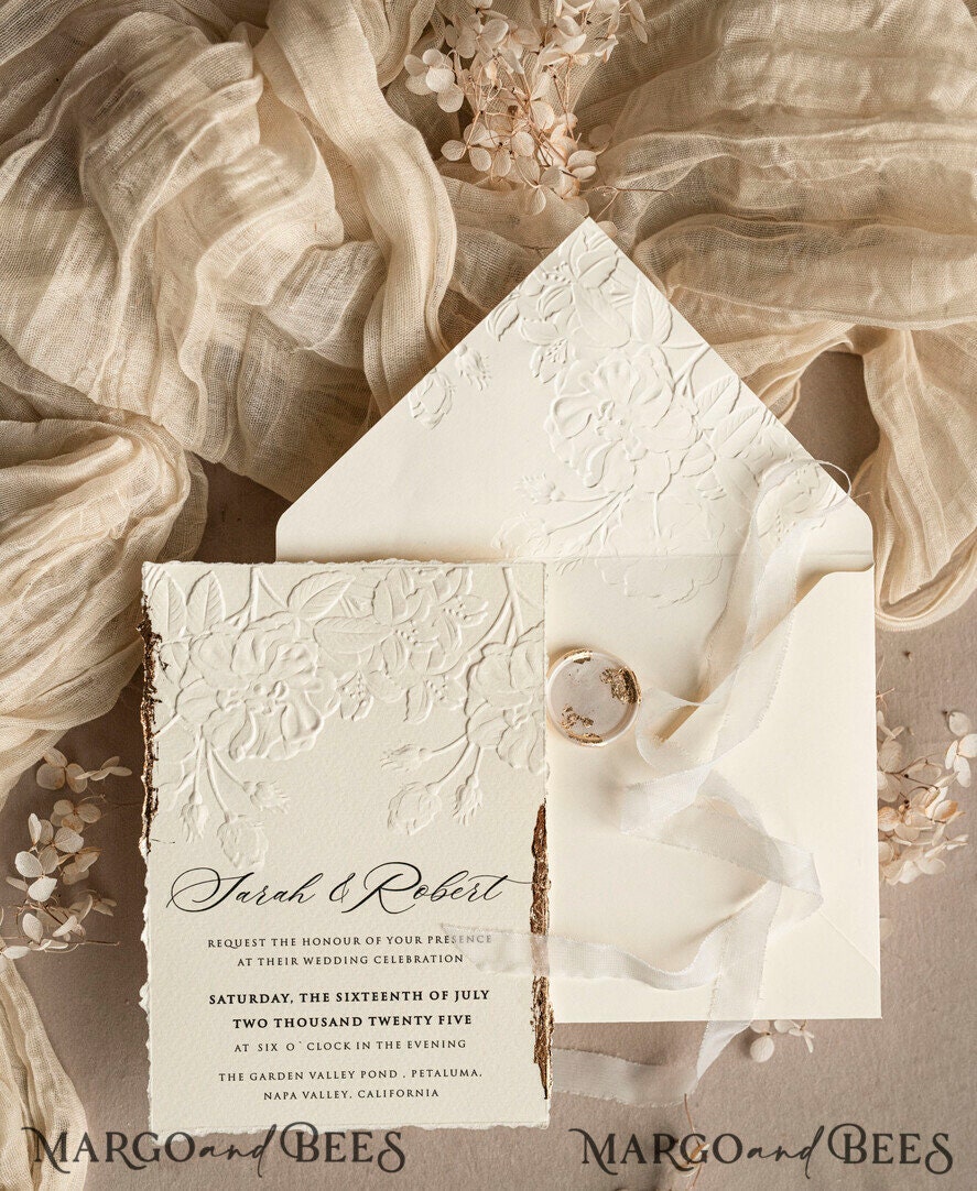 Maßgeschneiderte geprägte blinde Elfenbein-goldene Hochzeits-Einladung mit rsvp, deboss Roses Blumenhochzeits-Einladungssatz Boho Einladungsreihe Seidenbogen