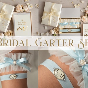 Set van twee gartes, gepersonaliseerde bruiloft kousenband in doos, iets blauwe tule kousenband & toss set, kousenband voor bruid, bruidsdouche cadeau voor bruid