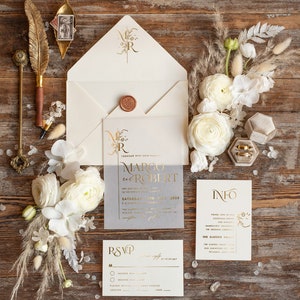 Luxe ivoor gouden trouwkaarten, moderne bruiloft uitnodigingen, perkament uitnodigingskaarten gouden bloemen, stationaire bruiloft gouden folie set