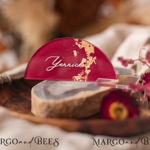 Cartão plano de arco acrílico borgonha, cartão de mesa plano acrílico transparente e dourado, decoração de mesa de casamento de luxo marsala, texto branco, xbur