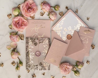Luxuriöse rosa-goldene Blumenhochzeitseinladungen, elegante Hochzeitseinladungssuite, goldene Hochzeitskarten aus Pergament, errötendes rosa Hochzeitsbriefpapier