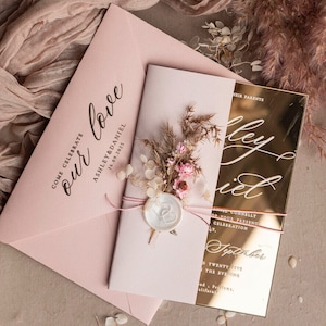 Faire-part de mariage en acrylique doré miroir Faire-part de mariage en verre plexi rose poudré avec pochette pour réservation