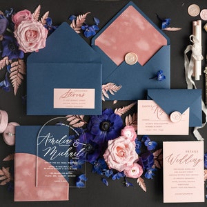 Navy Blau Dusty Rose Samt Tasche Plexi Hochzeit Einladung Set, Eleganter Bogen Acryl Hochzeitseinladungen Dunkelblau Moderne Tasche mauve rosa