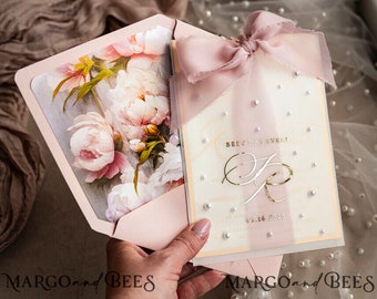 Suite élégante de faire-part de mariage en or rose sur mesure avec noeud en mousseline de soie, perles blanches, cartes de mariage dorées Vélin etui monogramme pivoines