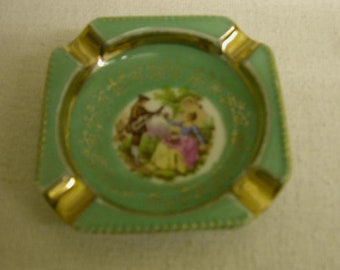 VINTAGE *** small ash with FRAGONARD motif ***