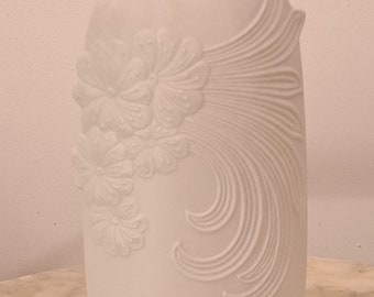 Kaiser *** oval vase *** Bisquit *** A dream in white ***