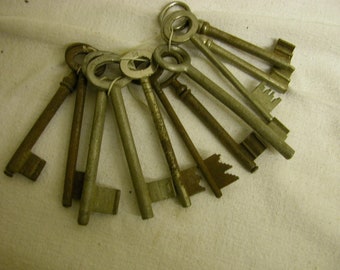 VINTAGE **** mixed lot of old keys ***