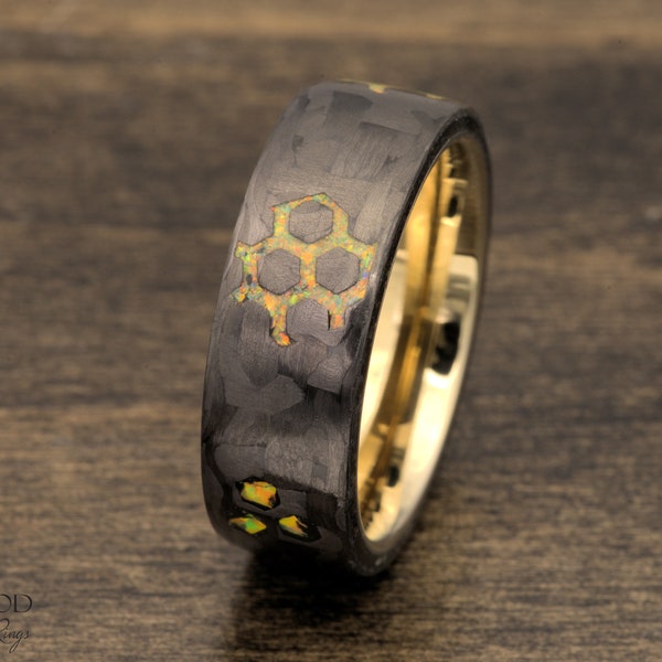 Wolfram Ring mit Kohlefaser und Gold Opal, Waben verstreut Design