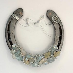 Hoefijzercadeau voor paardenliefhebber Hoefijzerkunst met blauwe en perzikkleurige edelstenen Bohocadeau westerse kunst hoefijzercadeau voor paard persoonshuis