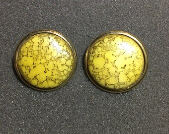 Vintage klipsowane kolczyki z żółtego, marmurkowego plastiku