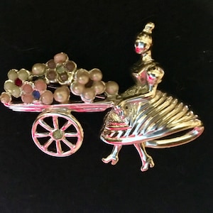 Vintage Brosche Frau mit Blumenwagen Silberfarben Kunststoffperlen
