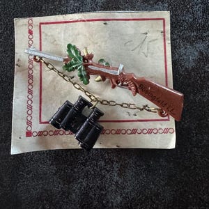 Vintage Brosche Jagd auf Original Karte Kunststoff