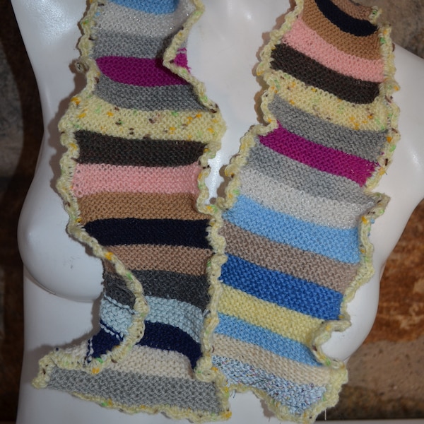 bunt gestreifter Schal für Kinder mit Wellenrand Kinderschal Strickschal Handarbeit handgestrickt Unikat