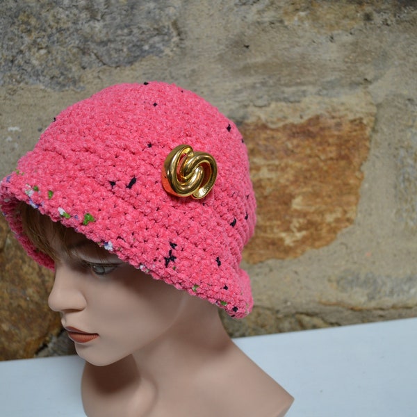 Hut Cloche Mütze pink mit Sprenkel und goldenen Zierknopf Chenille Handmade Häkelarbeit