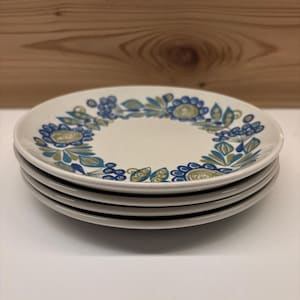 Puede incluir: Un juego de tres tazas de cerámica con un acabado mate moteado. Las tazas son de color crema, gris claro y gris oscuro. Cada taza tiene un diseño simple y minimalista.