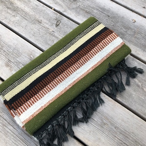 Vintage HANDWOVEN WALL HANGING oder Tischdecke / Antik / Wolle