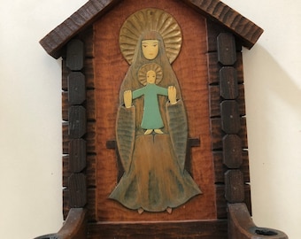 Escultura antiga sueca de madeira, entalhada à mão e assinada, representando Jesus Cristo e Maria, para decoração de parede. Arte religiosa vintage.