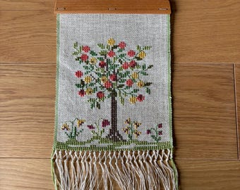 刺繍アート 壁掛け　アンティーク　ビンテージ ビンテージ刺繍布の壁掛け（三角形）【クルグズスタン Saima製