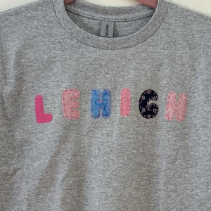 Camiseta personalizada com letras bordadas em patchwork