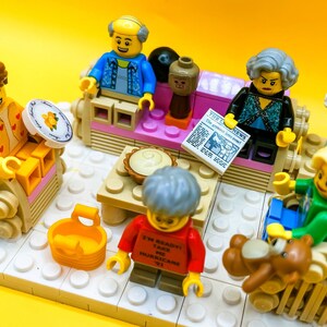 Golden Girls Lego Bricks Set w/ ALL Characters Props & image 6