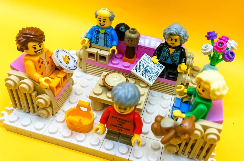 Golden Girls Lego Bricks Set w/ ALL Characters Props & image 6