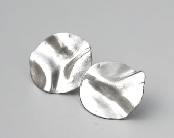 Gezeiten Sterling Silber Ohrringe, handgemachte strukturierte Silber Ohrstecker, organisch Minimalist Schmuck, moderne Handwerker Ohrringe