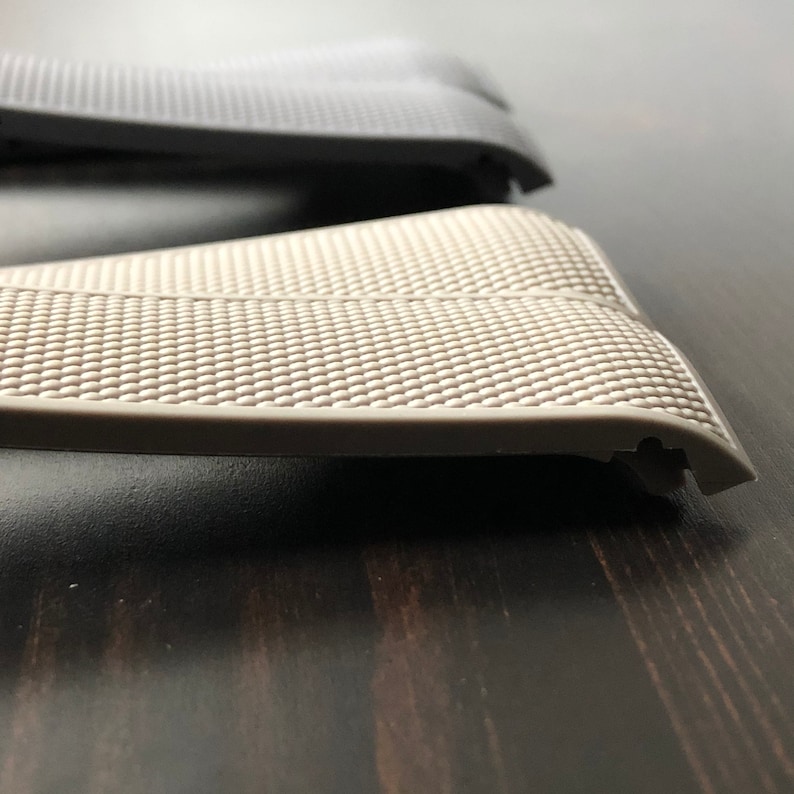 Puede incluir: Primer plano de una correa de reloj beige con una superficie texturizada. La correa est&aacute; hecha de un material suave y flexible.