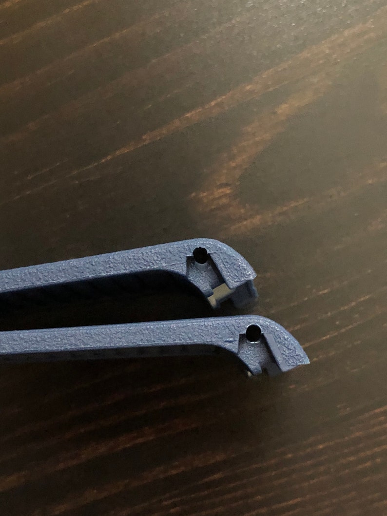 Puede incluir: Dos correas de reloj de pl&aacute;stico azul con agujeros para sujetarlas a un reloj.