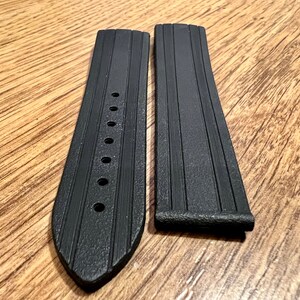 Puede incluir: Dos correas de reloj de goma negra con una superficie texturizada y m&uacute;ltiples agujeros para ajustar el tama&ntilde;o.