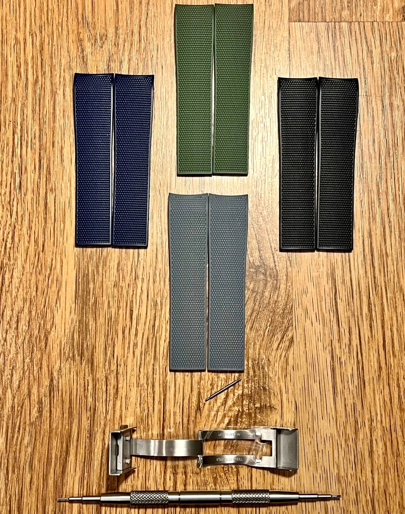 Puede incluir: Cuatro correas de reloj en diferentes colores: negro, azul oscuro, verde y gris. Las correas son de goma y tienen una superficie texturizada. Tambi&eacute;n se incluye una hebilla de reloj plateada y una peque&ntilde;a herramienta.