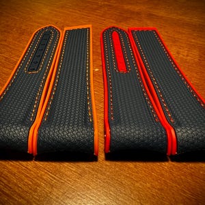 Puede incluir: Dos correas de reloj con una superficie azul marino texturizada, bordes naranjas y rojos y costuras en contraste. Las correas est&aacute;n hechas de un material duradero y est&aacute;n dise&ntilde;adas para un ajuste c&oacute;modo. Un accesorio elegante.