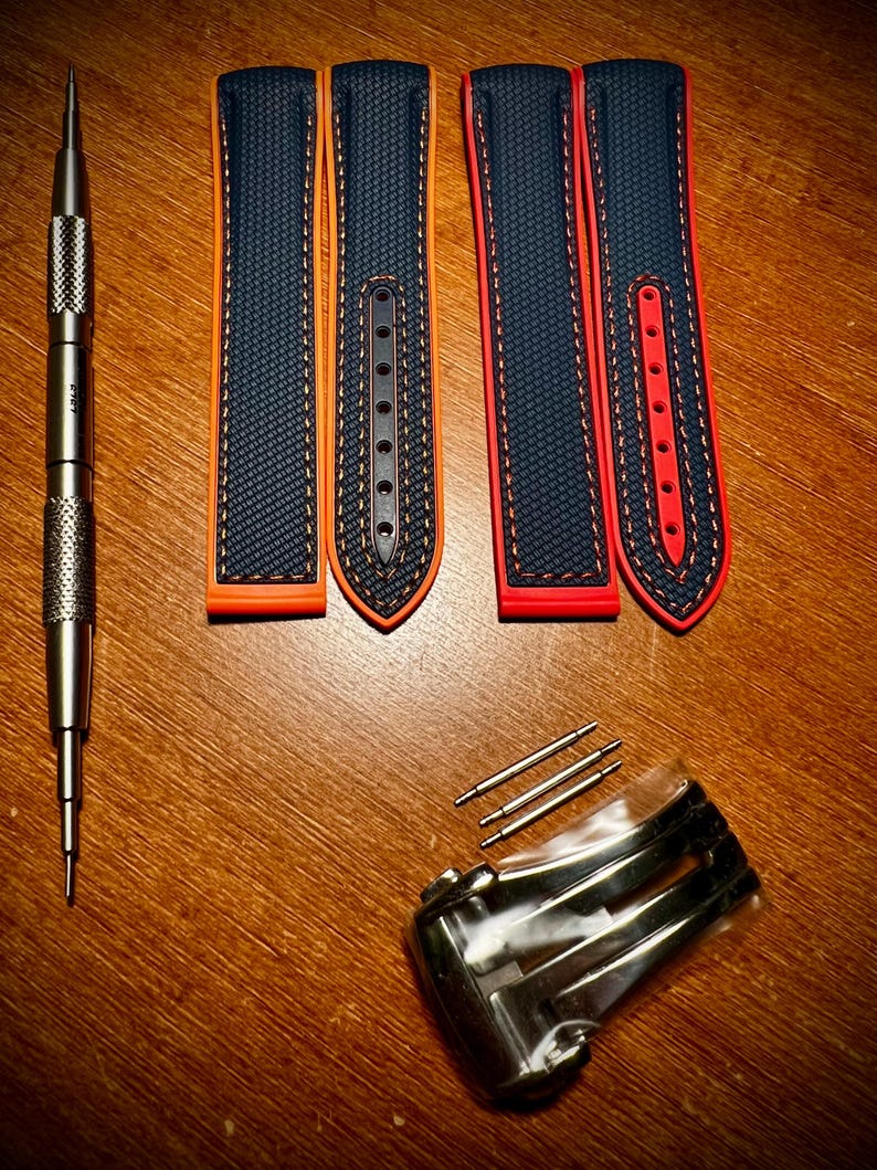 Puede incluir: Un juego de correas de reloj con una herramienta de acero inoxidable, dos correas azules y naranjas y dos correas rojas y azules. Tambi&eacute;n se incluyen barras de resorte y un cierre de acero inoxidable. Las correas tienen una superficie texturizada y costuras en contraste.